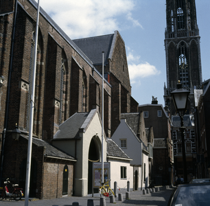 800137 Gezicht op het Nationaal Museum Van Speelklok tot Pierement (Buurkerk; Buurkerkhof 10) met op de achtergrond de ...